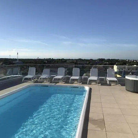 Modern With Rooftop Pool Apartment *