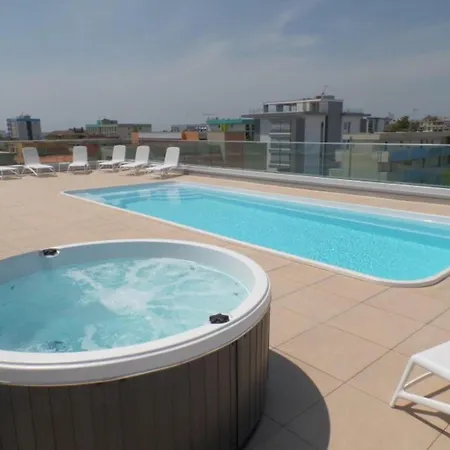 Modern With Rooftop Pool *