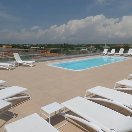 Modern With Rooftop Pool Apartment *