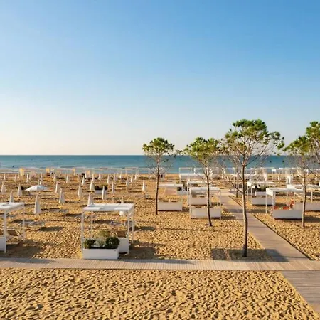 Modern With Rooftop Pool Apartment *